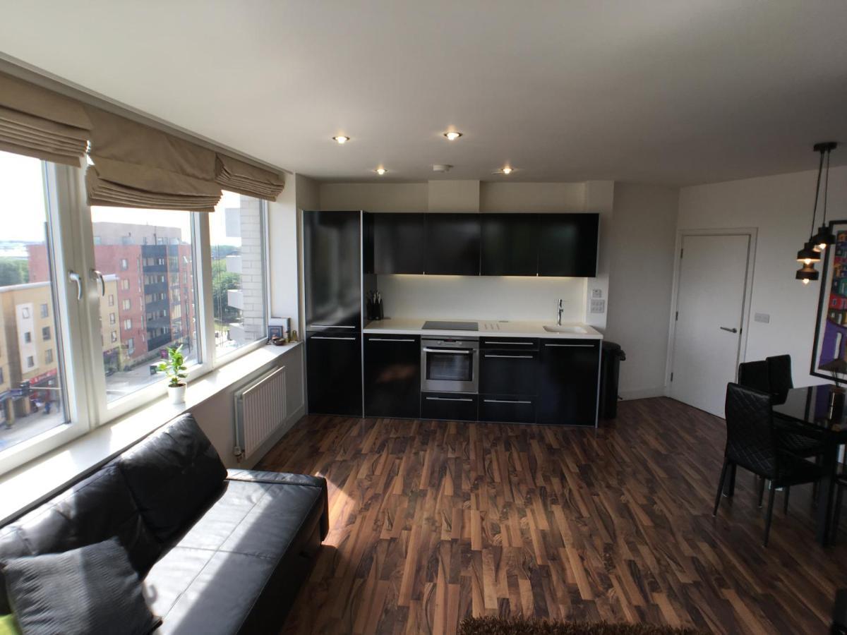 Luxury 2 Bed Penthouse Apartment Near Station 런던 외부 사진